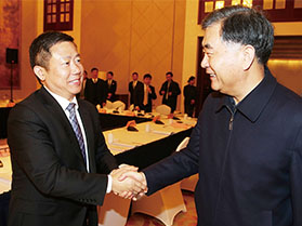 十九屆中央政治局常委，第十三屆全國(guó)政協(xié)主席汪洋與周海江握手合影